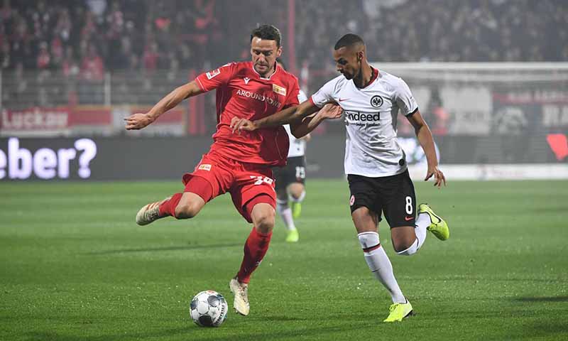 Eintracht Frankfurt cũng đã có được 27 tình huống phạt góc trong cùng thời gian này